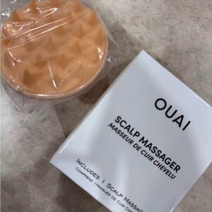 OUAI Scalp Massager in Peach
